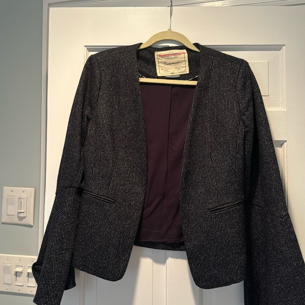 Beautiful navy & white cropped blazer.